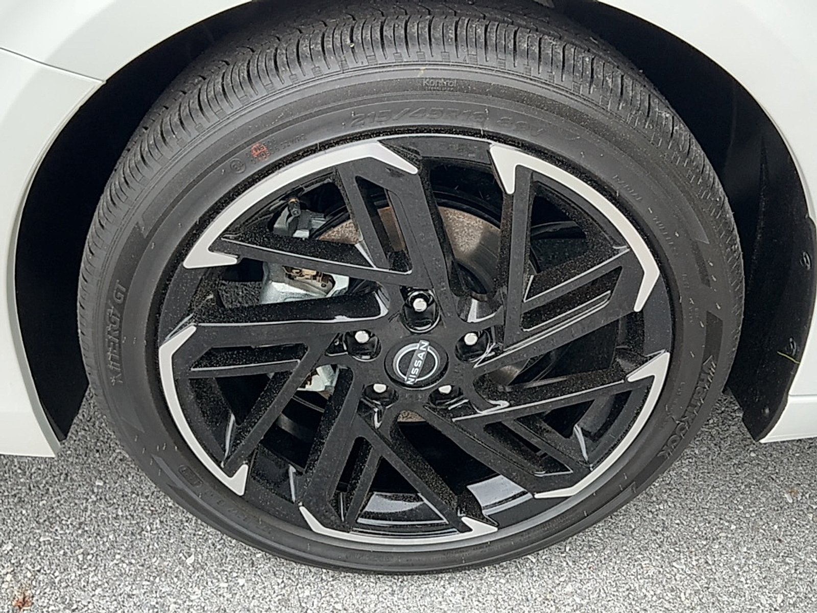 New 2026 Aspen White Tricoat/Super Black Nissan SR image 5