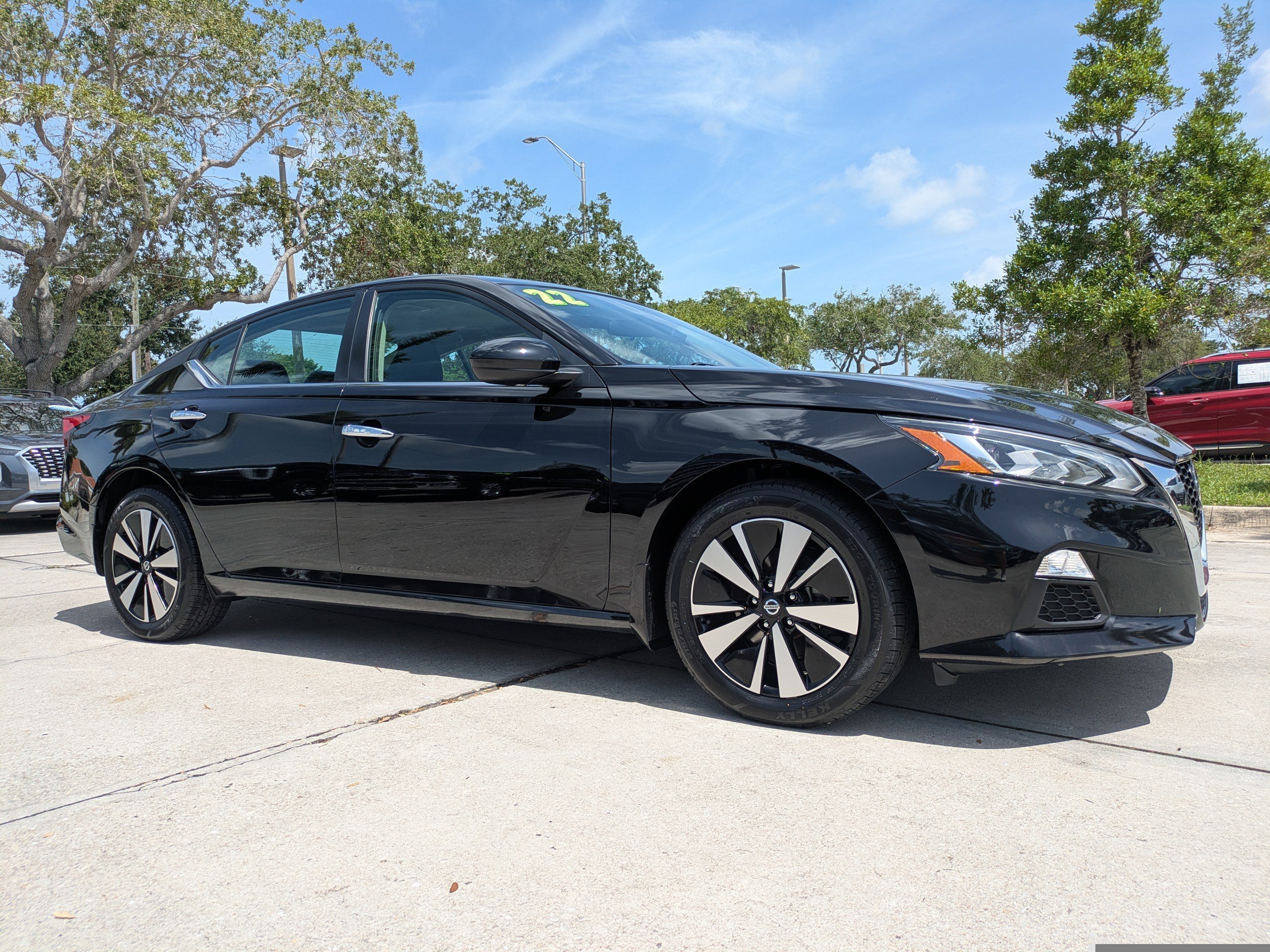 Used 2022 Super Black Nissan 2.5 SV image 1