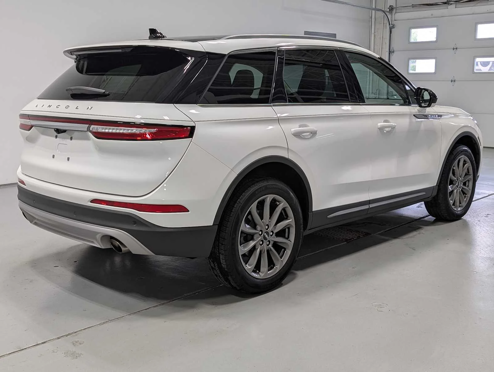 Used 2022 Pristine White Metallic Tri-Coat Lincoln Standard image 8
