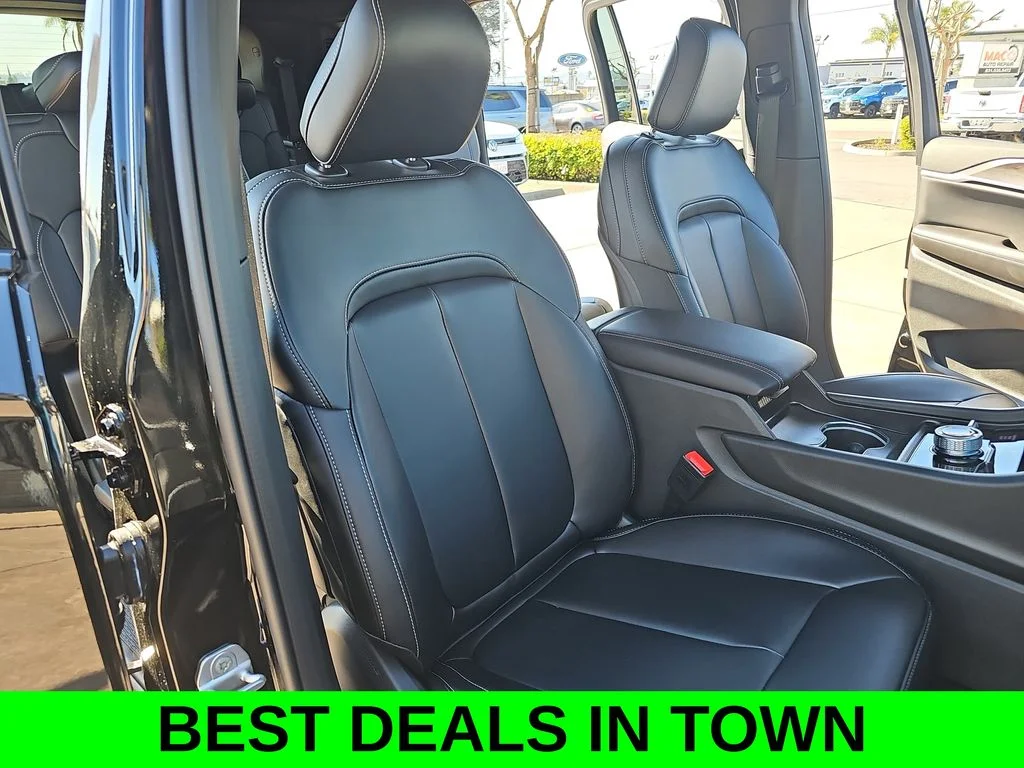 New 2026 Diamond Black Crystal Pearlcoat Jeep Limited image 10
