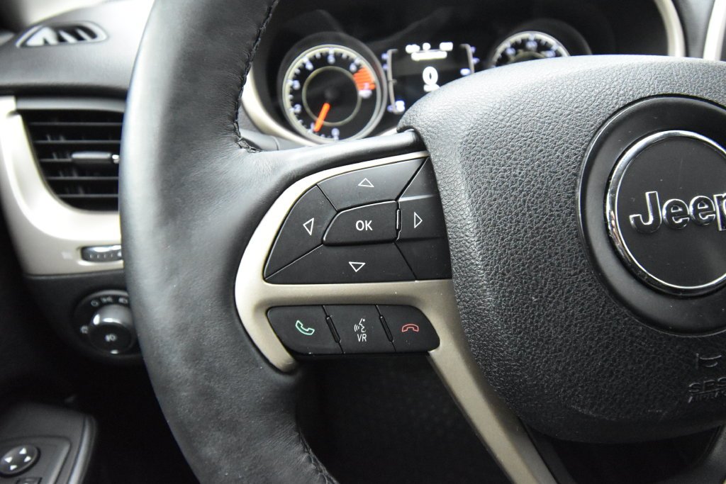 Used 2017 White Jeep Latitude image 30