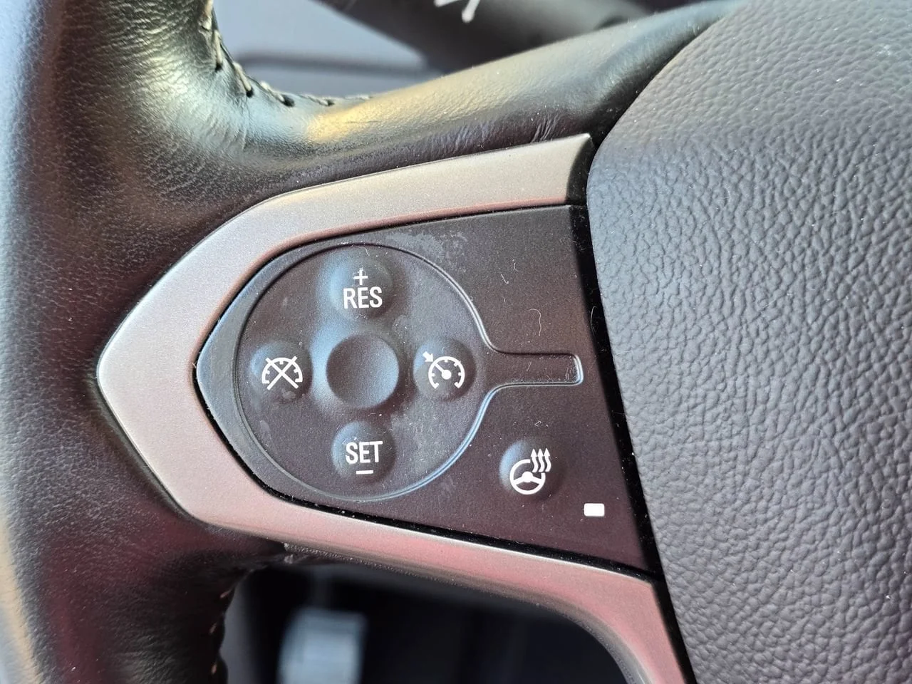 Used 2022 Summit White Chevrolet Z71 image 18