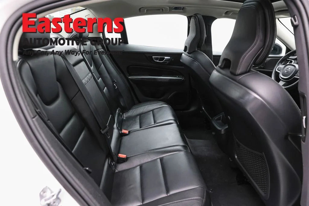 Used 2022 White Volvo B5 Momentum image 23