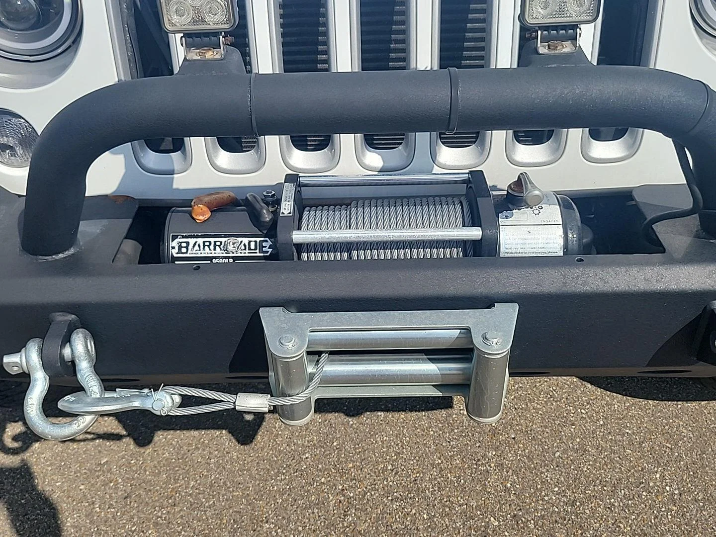 Used 2018 Bright White Clearcoat Jeep Sahara image 30
