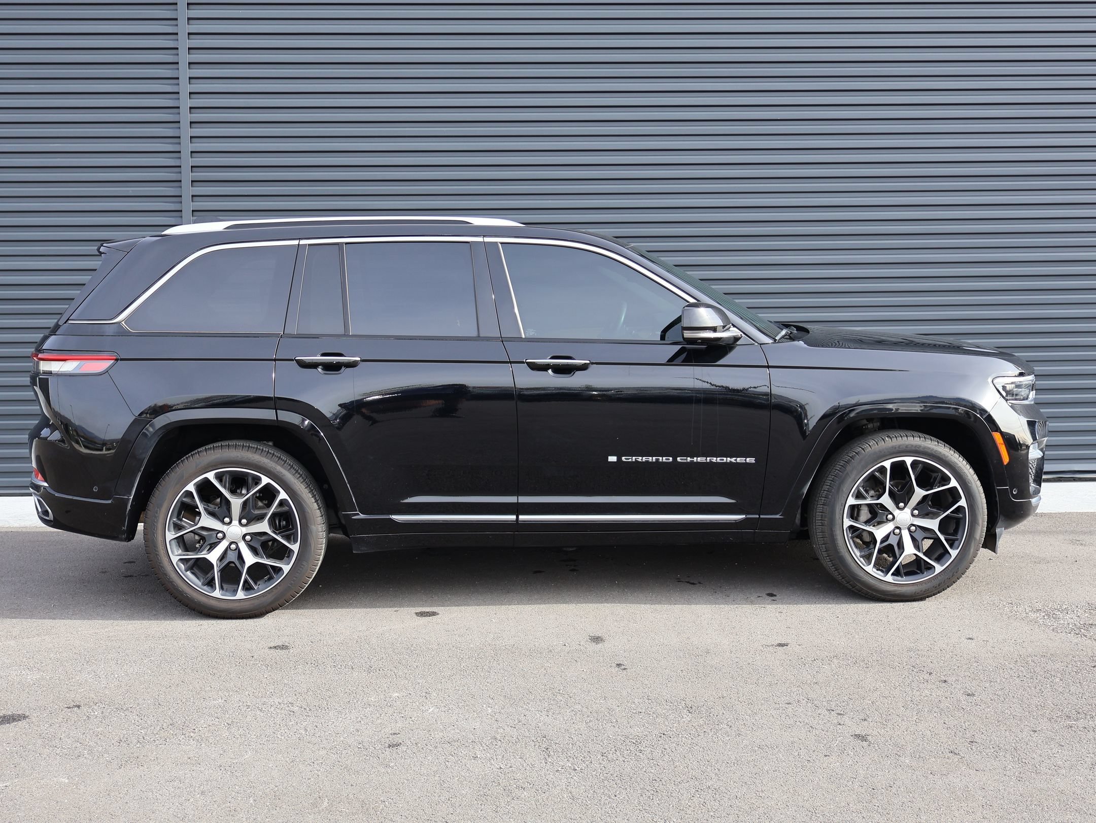 Used 2023 Diamond Black Crystal Pearlcoat Jeep Summit Reserve image 4