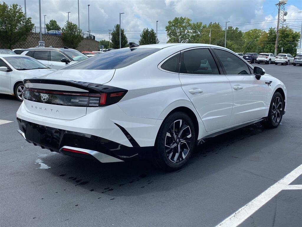 Used 2025  Hyundai  image 3
