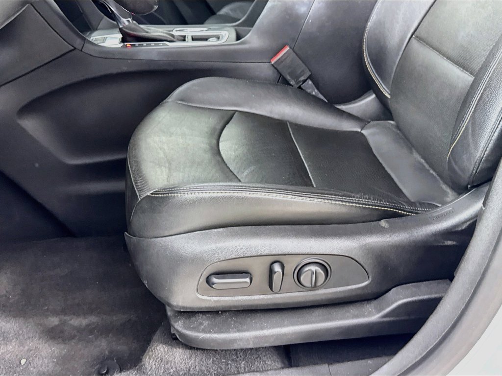 Used 2020 Iridescent Pearl Tricoat Chevrolet Premier image 22