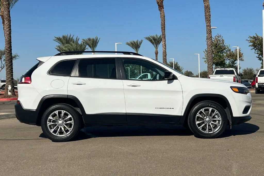 Used 2022 White Jeep Latitude Lux image 3