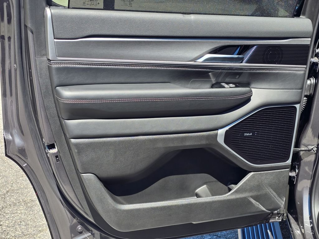 New 2026 Baltic-Gray Metallic Clear-Coat Exterior Paint Jeep Limited Reserve image 36
