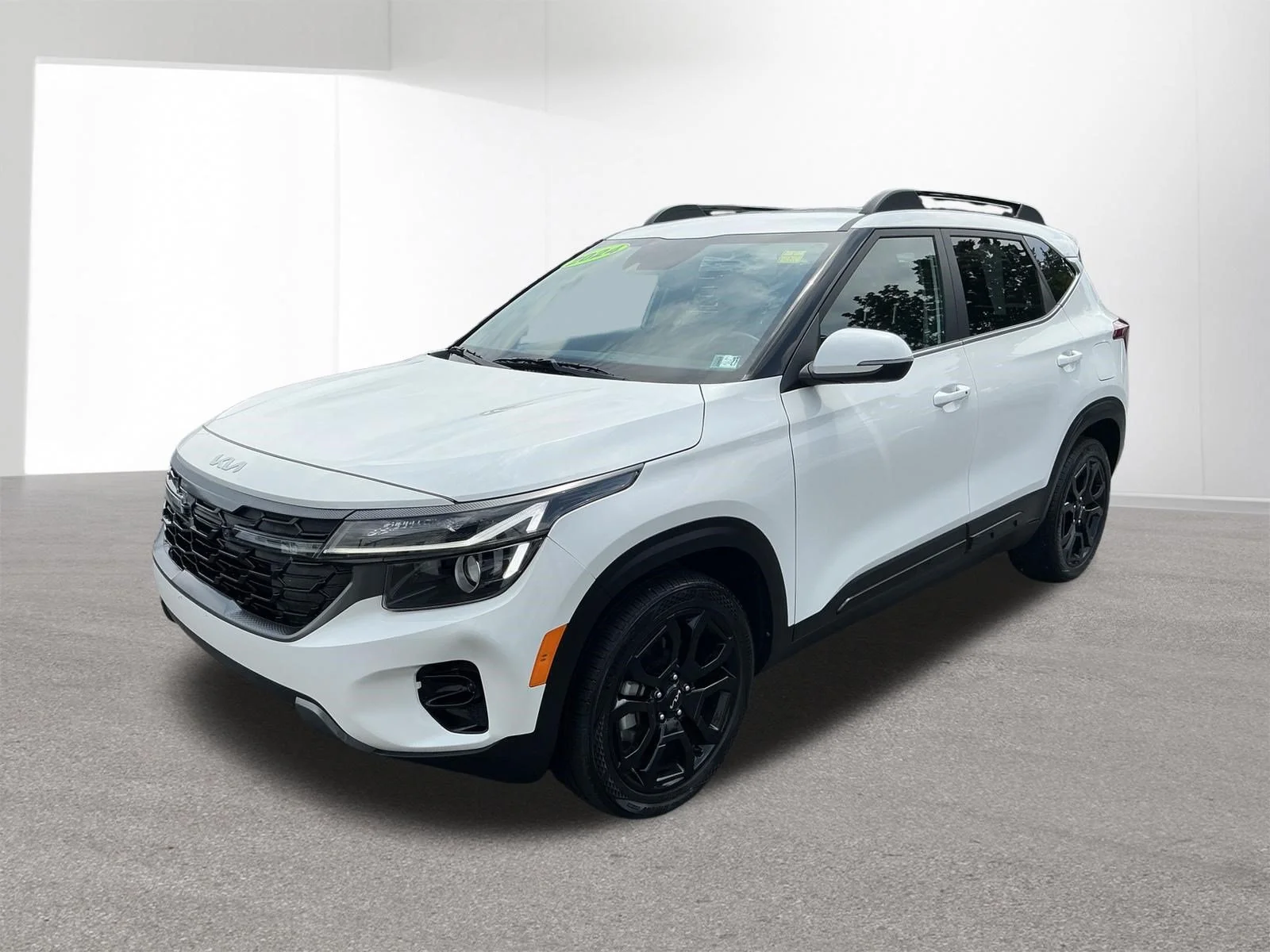 Used 2024 Snow White Pearl Kia X-Line image 7