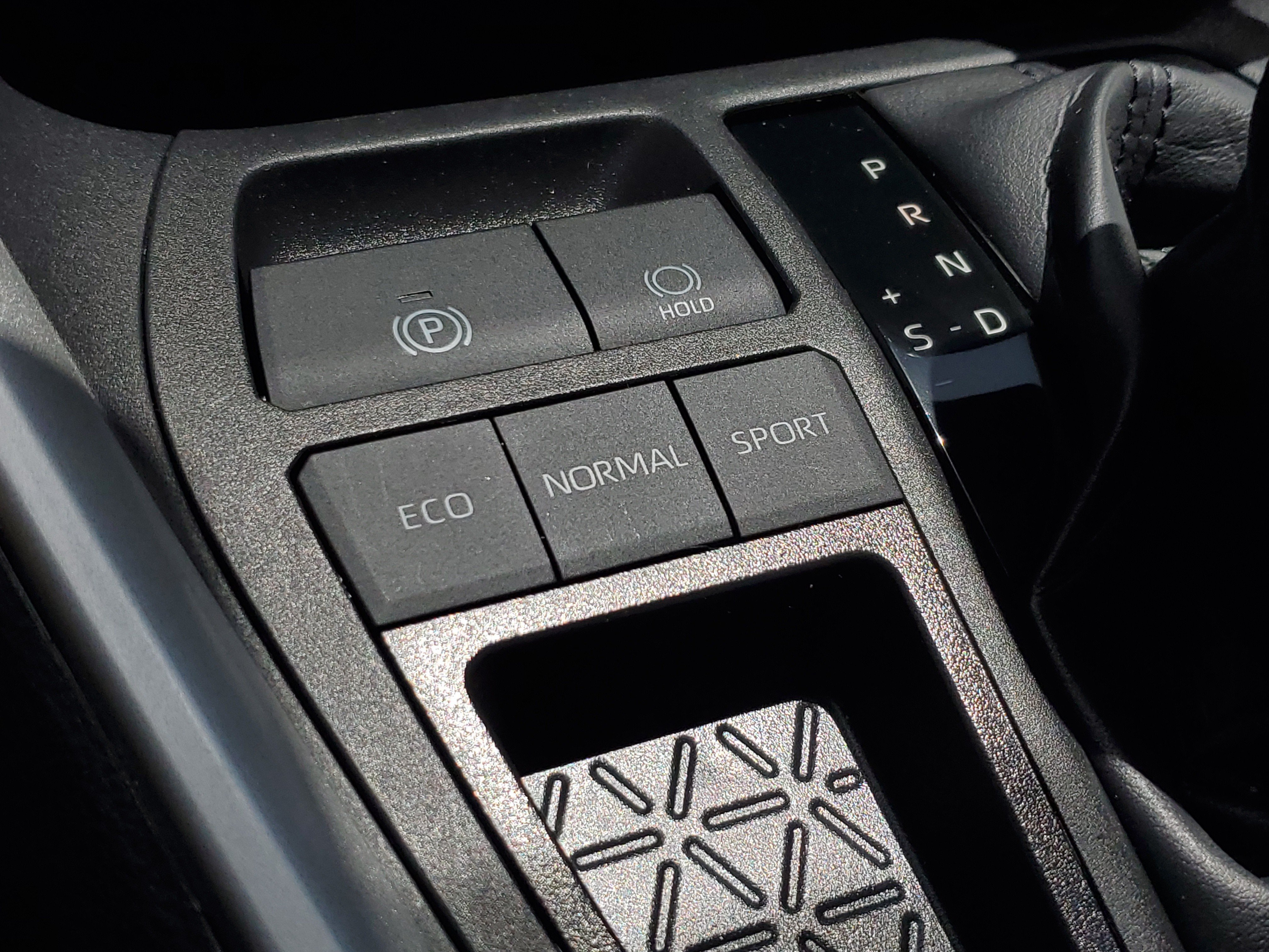 Used 2024 Ice Toyota LE image 31
