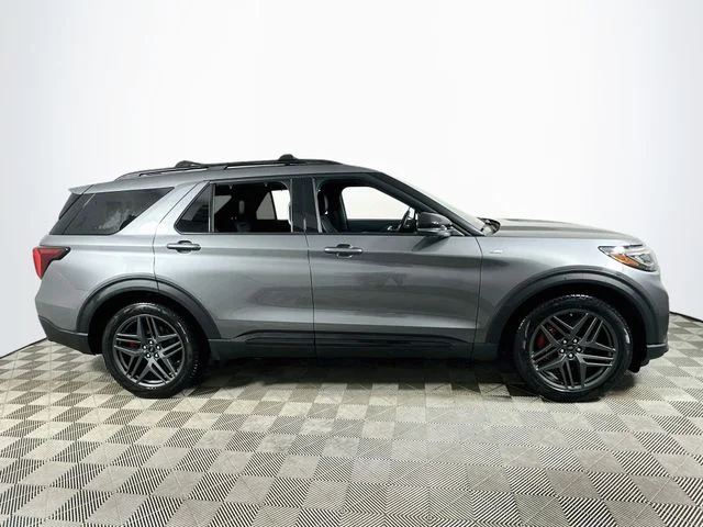 Certified Used 2025 Gray Ford ST-Line image 2