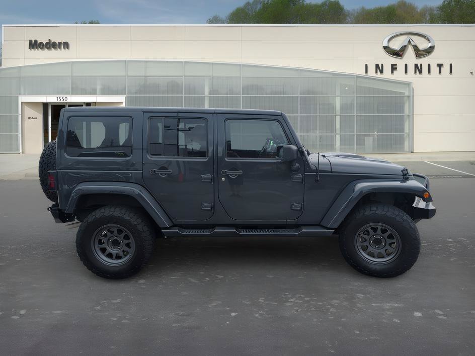 Used 2018 Rhino Clearcoat Jeep Altitude image 3