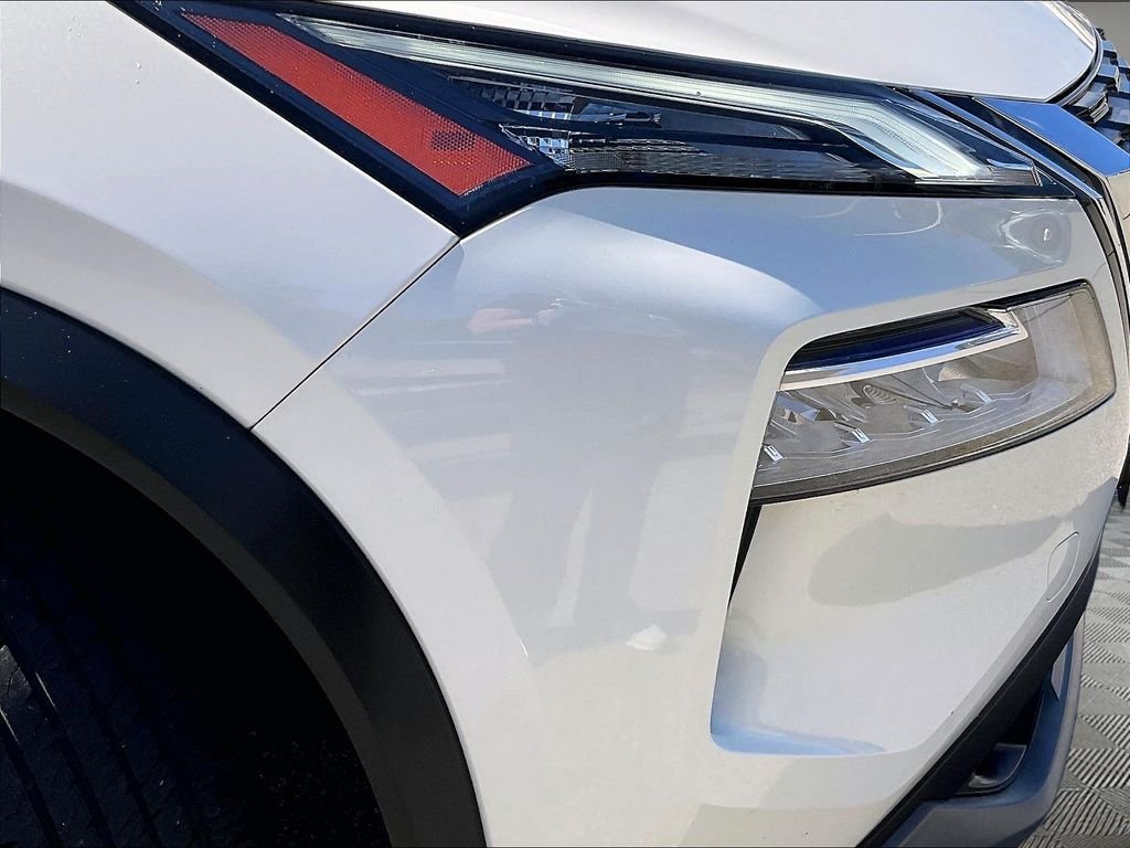 Used 2023 White Nissan SV image 31