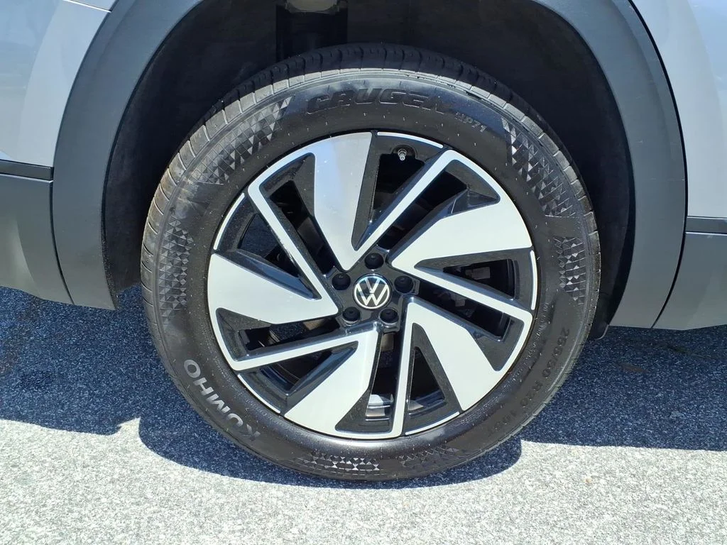 Used 2024  Volkswagen 2.0T SE w/Technology image 31