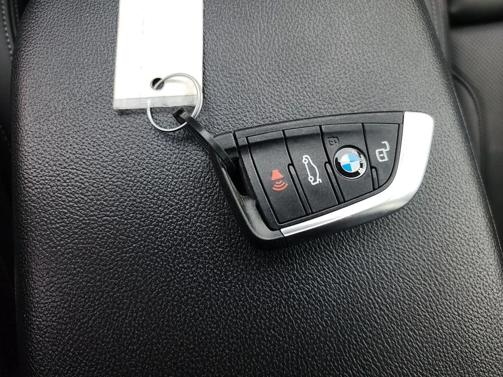 Used 2022 Black BMW xDrive30i image 8