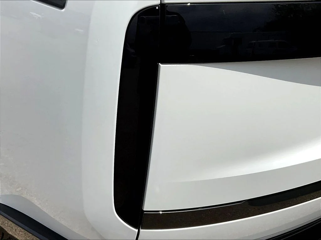 Used 2023 Fuji White Land Rover SE image 22