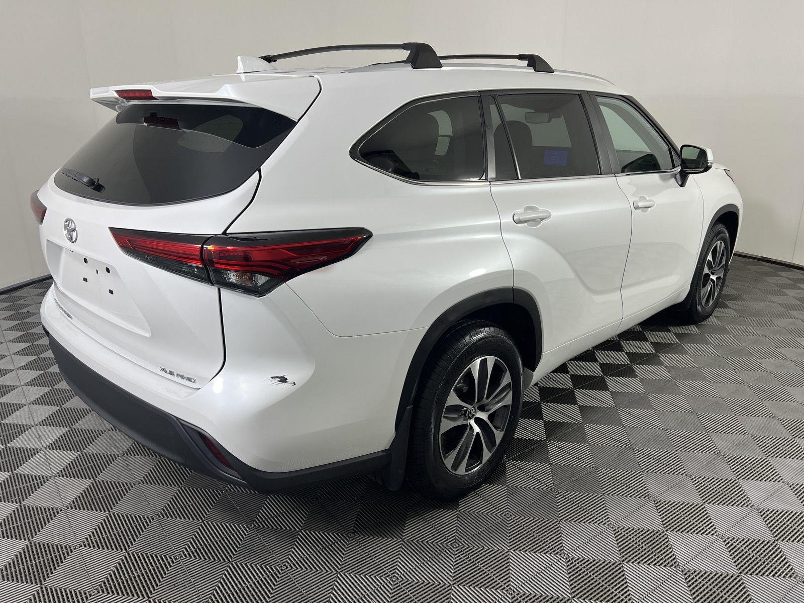 Used 2023 Wind Chill Pearl Toyota XLE image 28