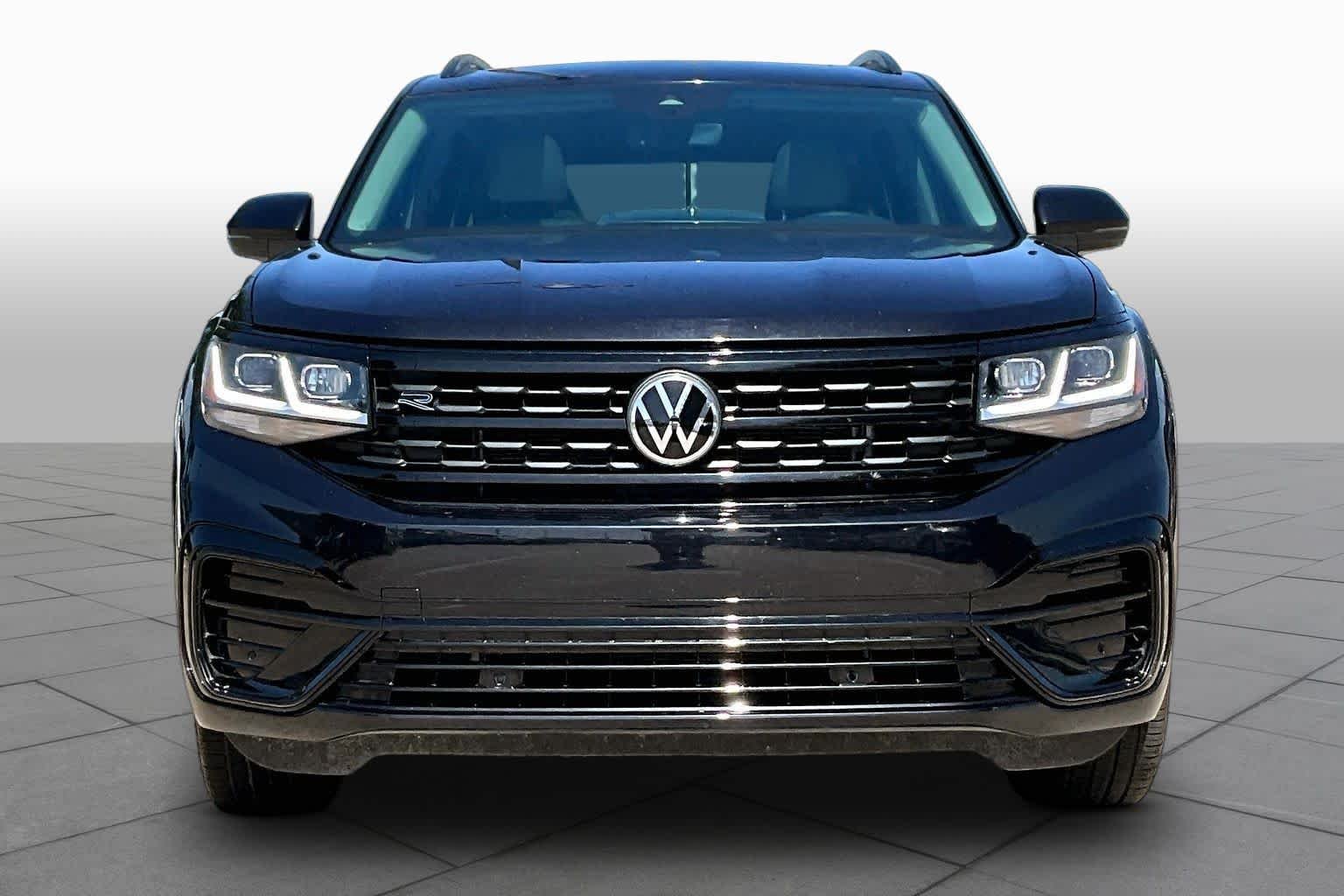 Used 2022 Deep Black Pearl Volkswagen 3.6L V6 SEL R-Line Black image 4