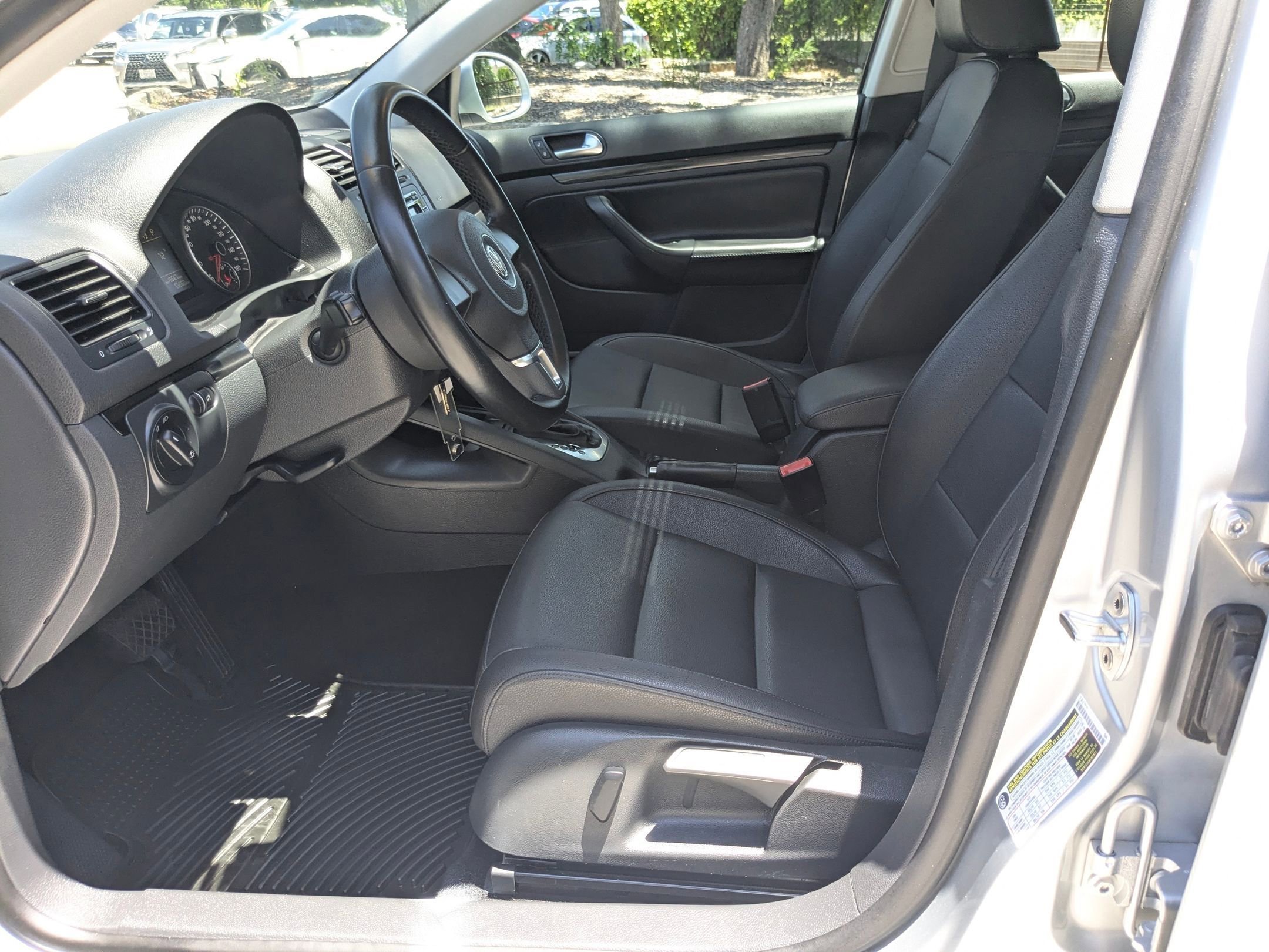 Used 2010 Silver Volkswagen Wolfsburg image 9