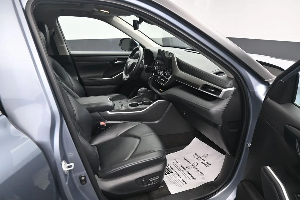 Used 2023  Toyota XLE image 12