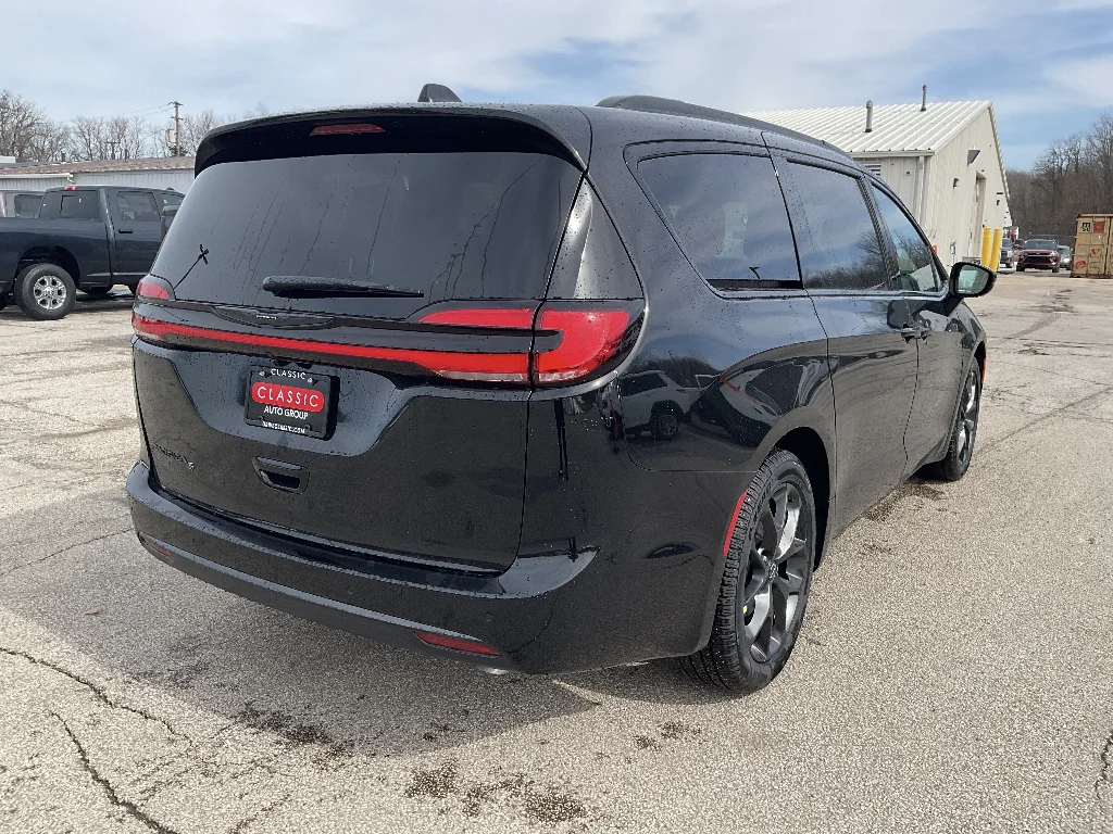 New 2026 Diamond Black Crystal Pearl-Coat Exterior Paint Chrysler Select image 7