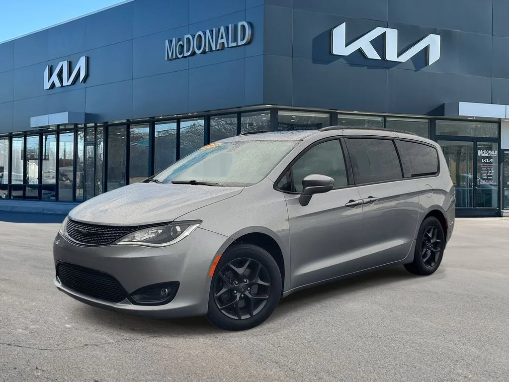Used 2019 Silver Chrysler Limited image 1
