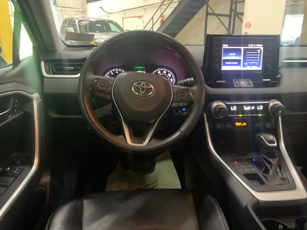 Used 2021  Toyota XLE Premium image 16