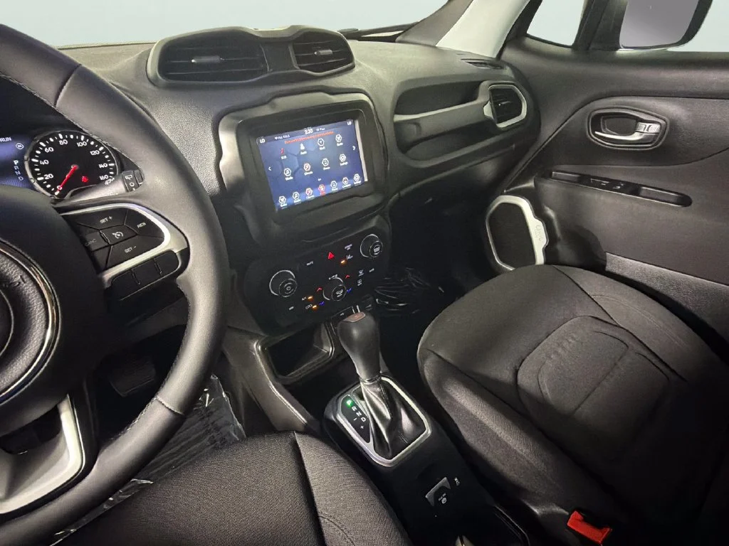 Used 2021  Jeep Latitude image 20