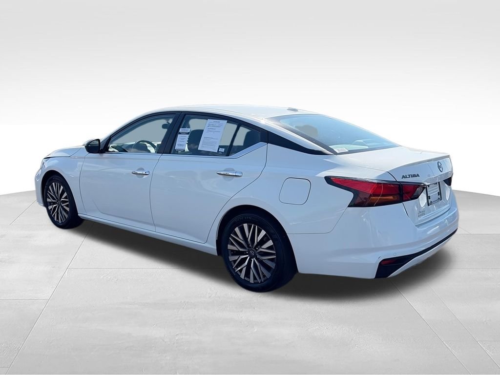 Used 2025 White Nissan 2.5 SV image 6