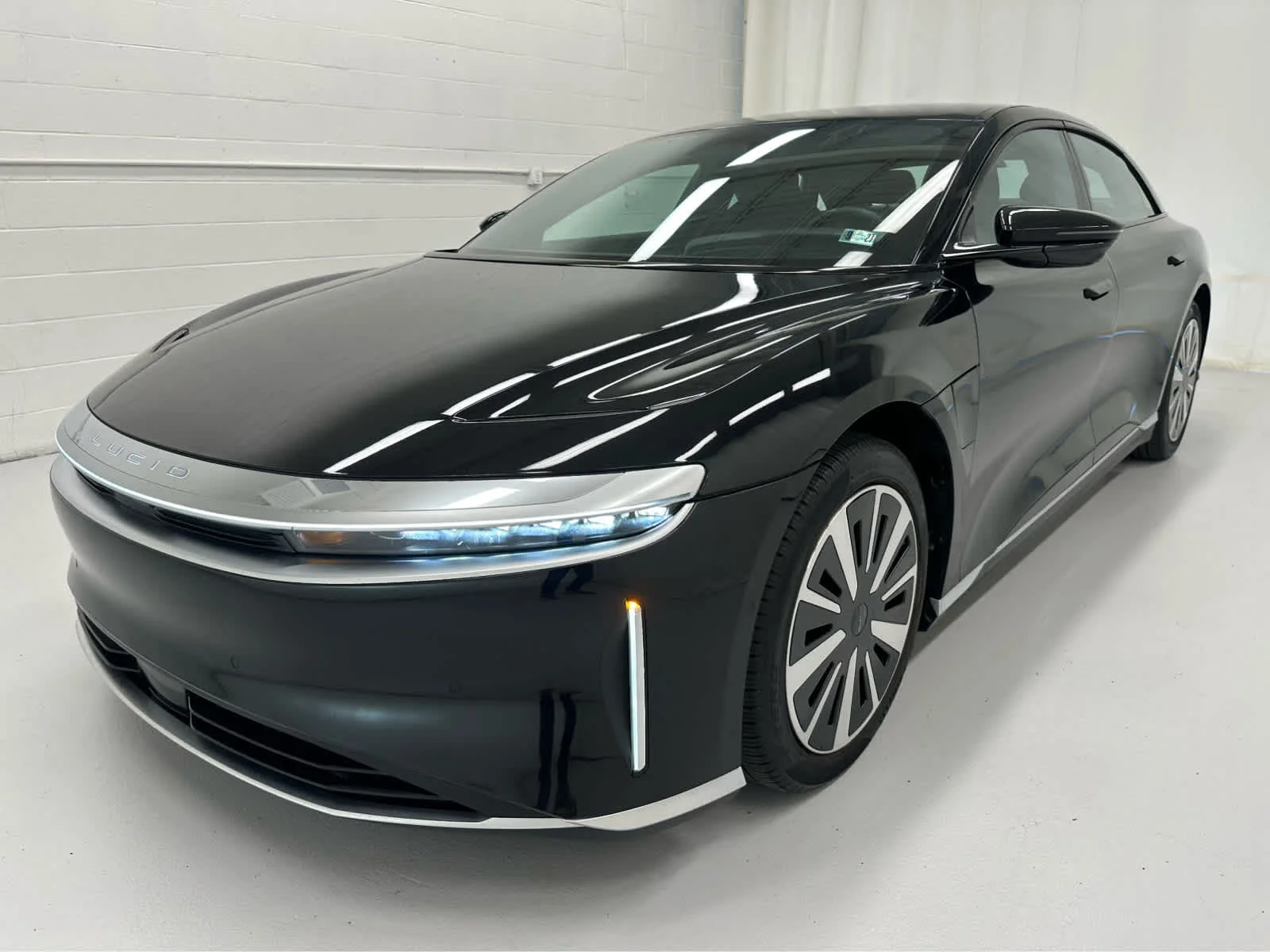 Used 2025 Infinite Black Metallic Lucid Touring image 4