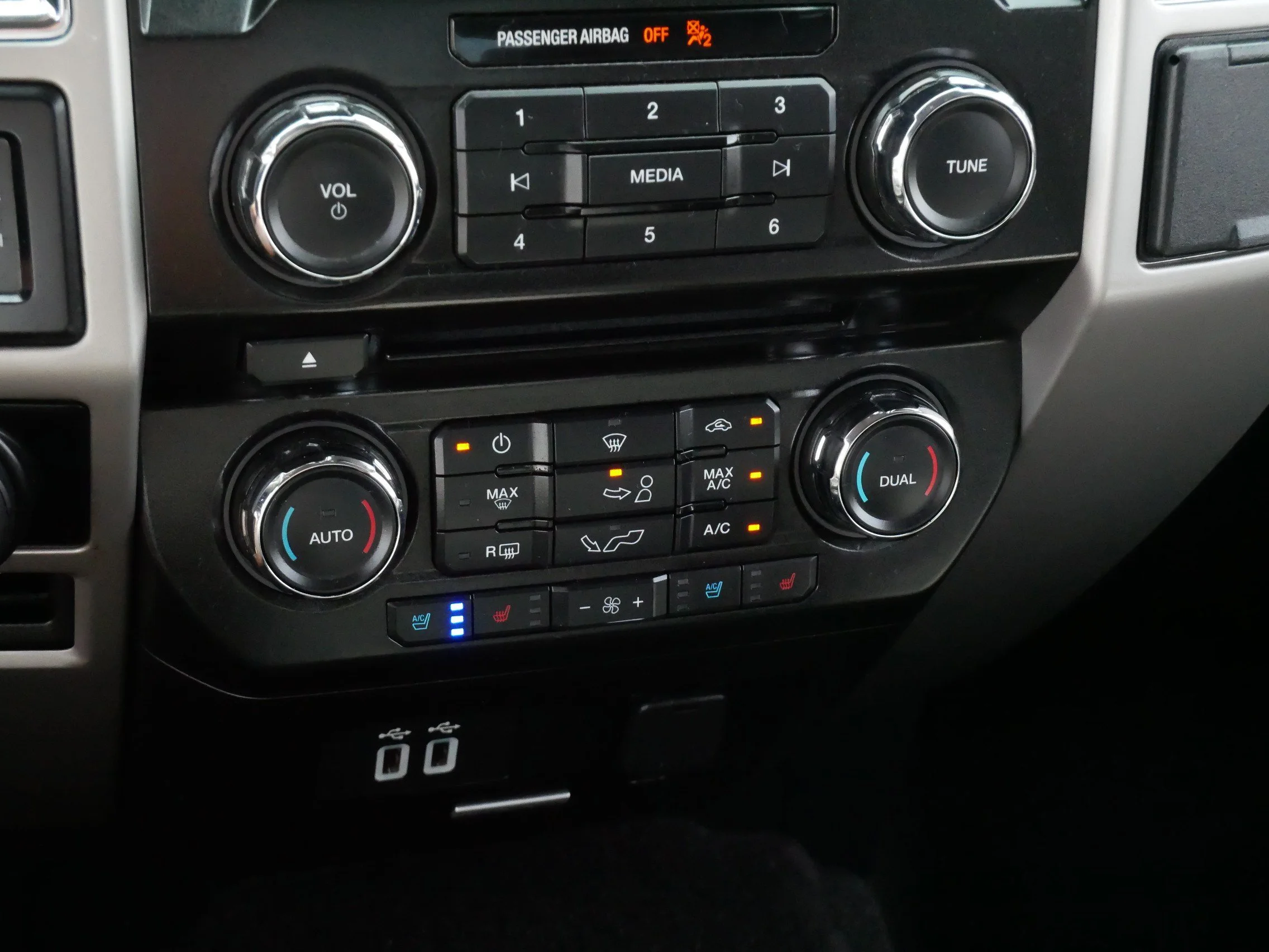 Used 2016 Shadow Black Ford Lariat image 17