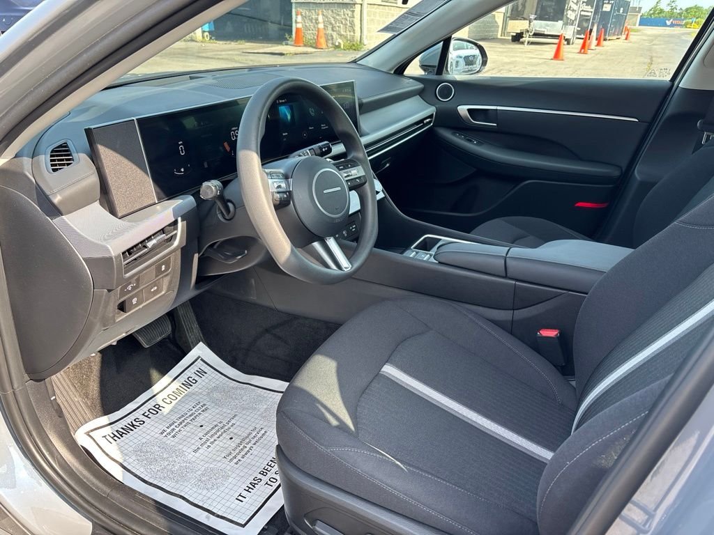 Used 2025 Blue Hyundai SEL image 9
