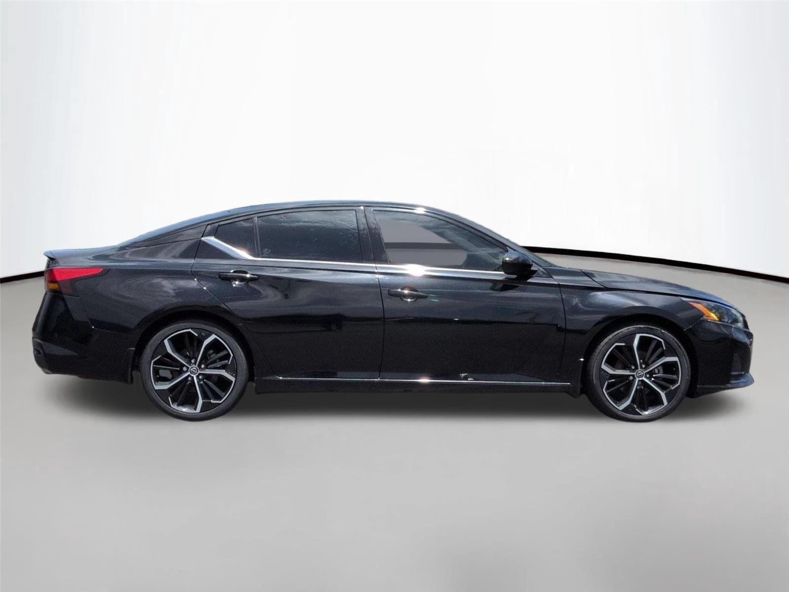 Used 2023 Super Black Nissan 2.5 SR image 6