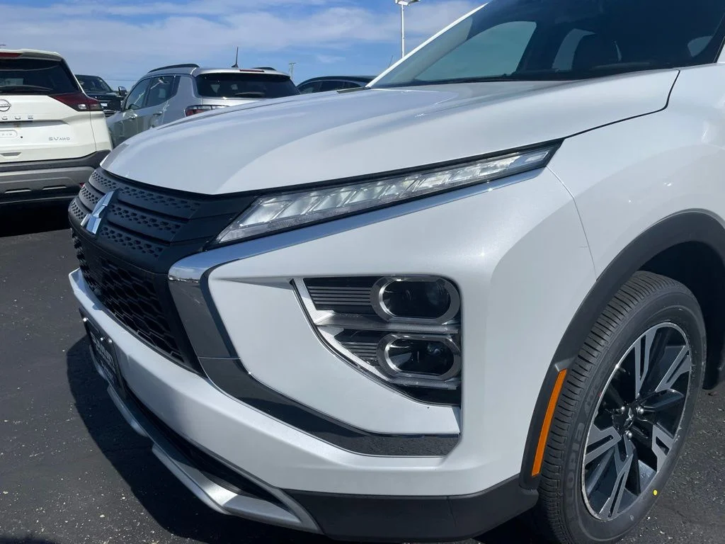Used 2024 Silver Mitsubishi SE image 34