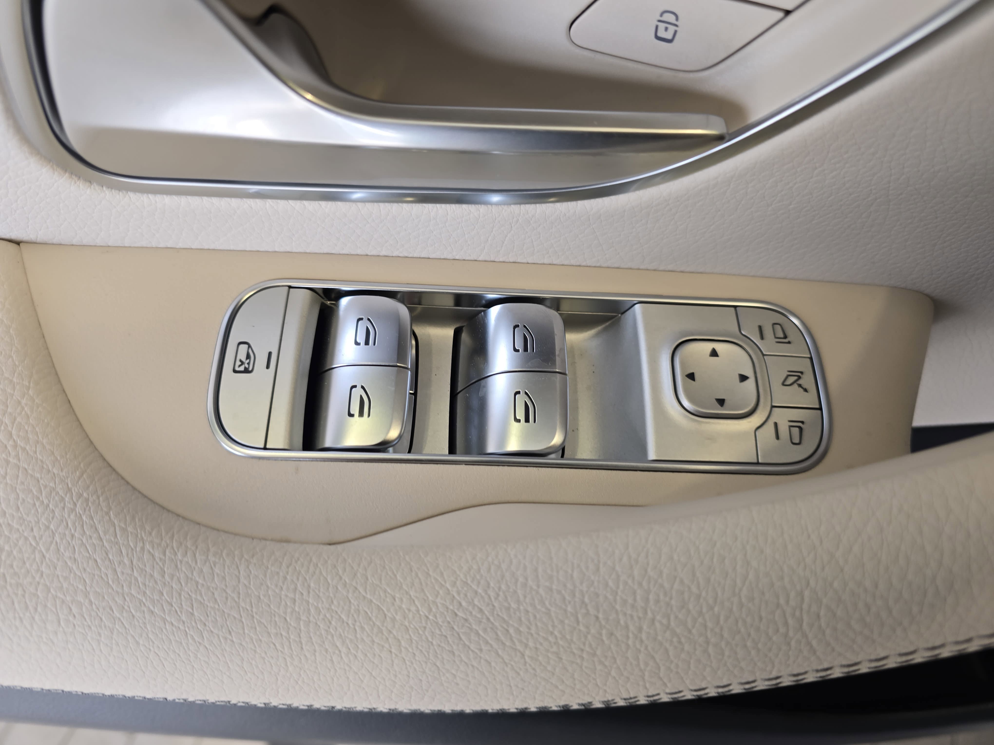 New 2026 MANUFAKTUR Moonlight White Metallic Mercedes-Benz GLE350 image 30