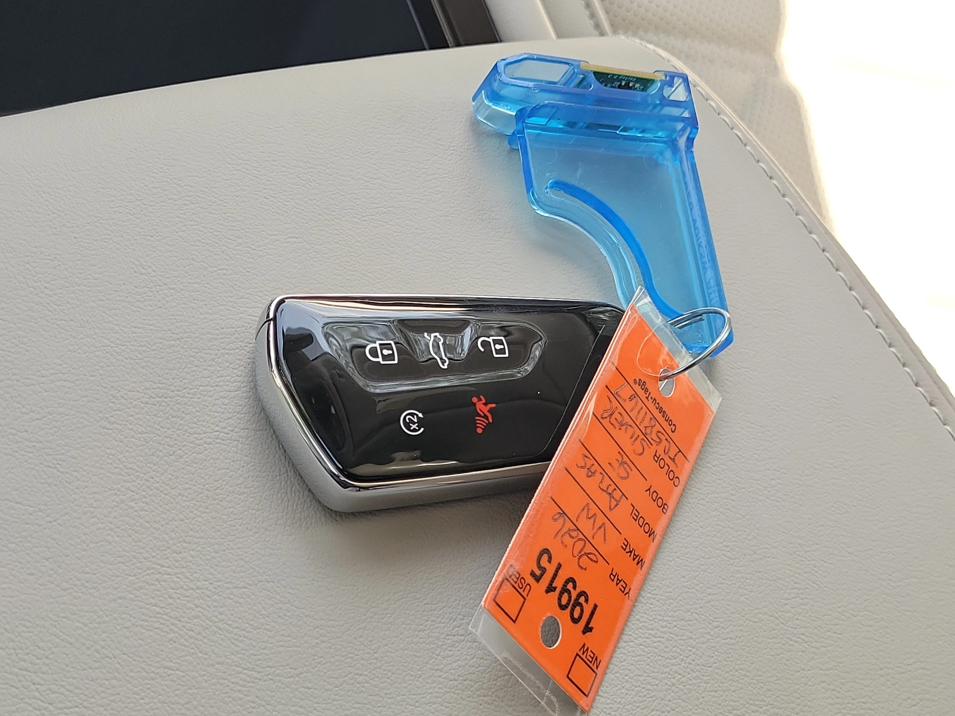 New 2026 Silver Volkswagen SE w/Technology image 27