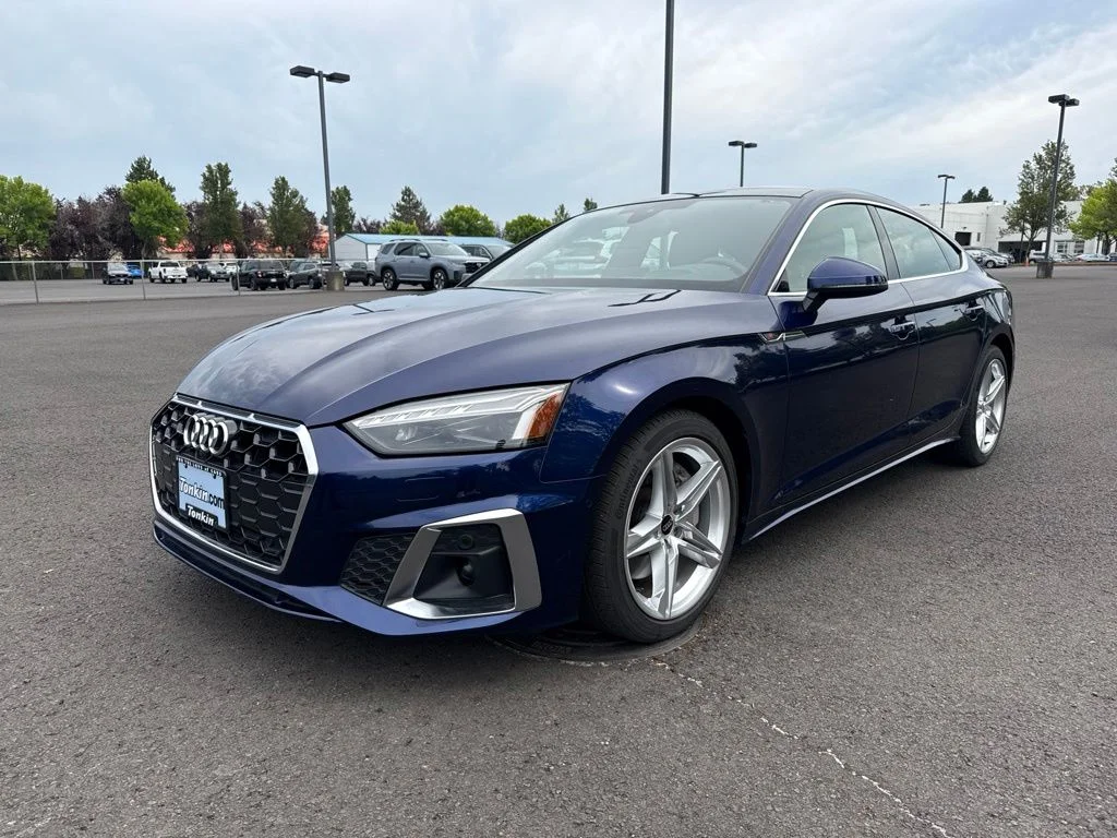 Used 2022 Navarra Blue Metallic Audi Prestige One-Owner image 3