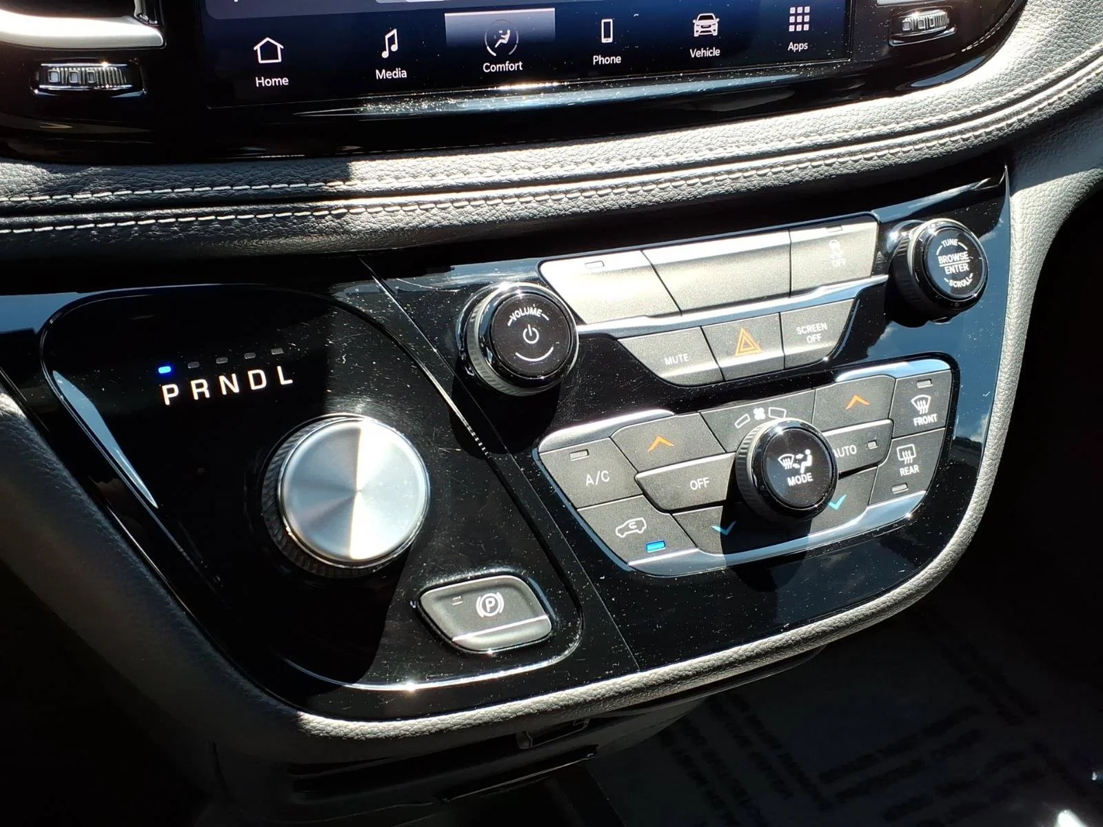 Used 2022 Brilliant Black Crystal Pearlcoat Chrysler Hybrid Touring L image 21