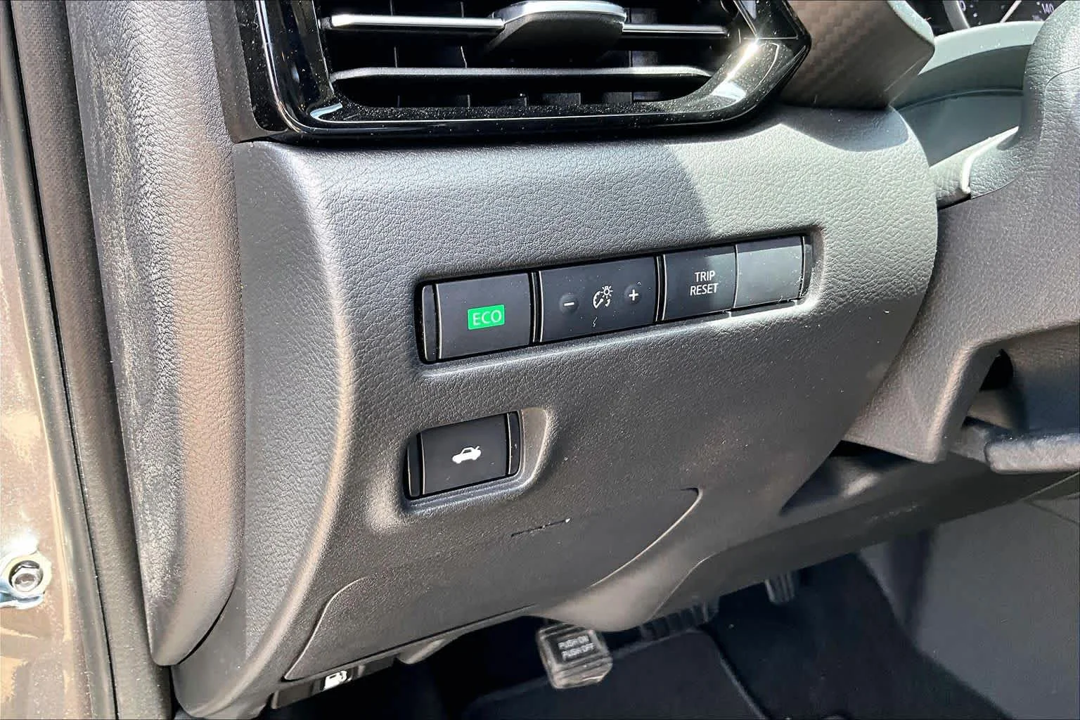 Certified Used 2025 Gun Metallic Nissan SR image 31