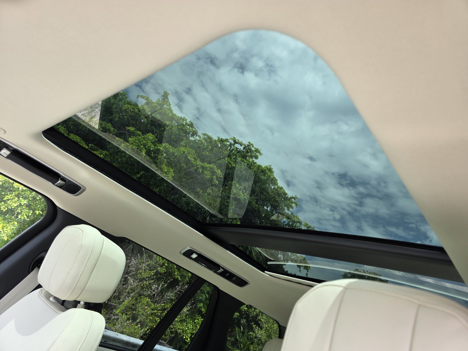 New 2026 Charente Grey LAND ROVER SE image 12