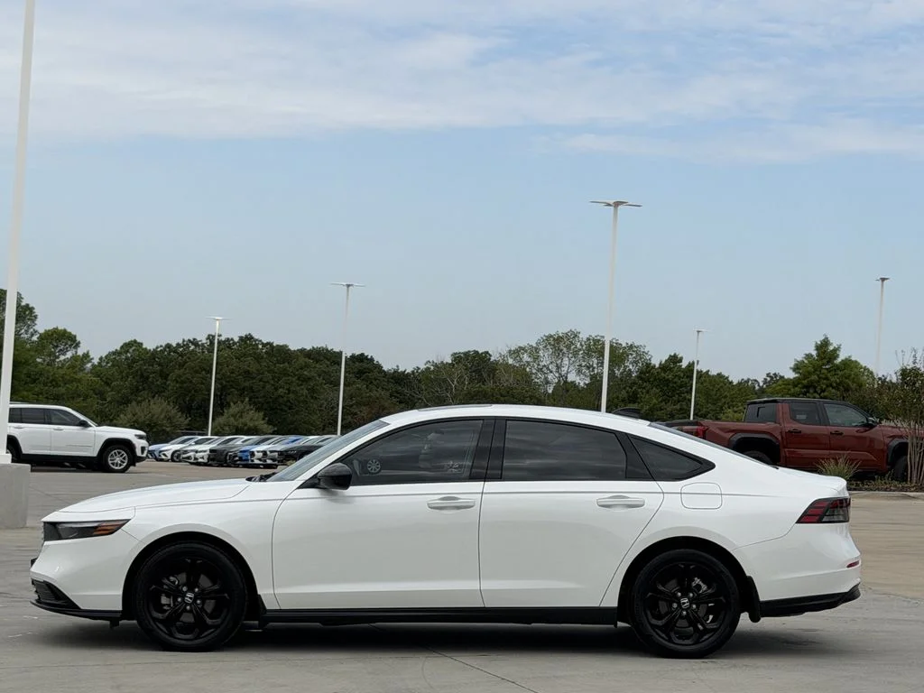 Used 2025 White Honda SE image 3