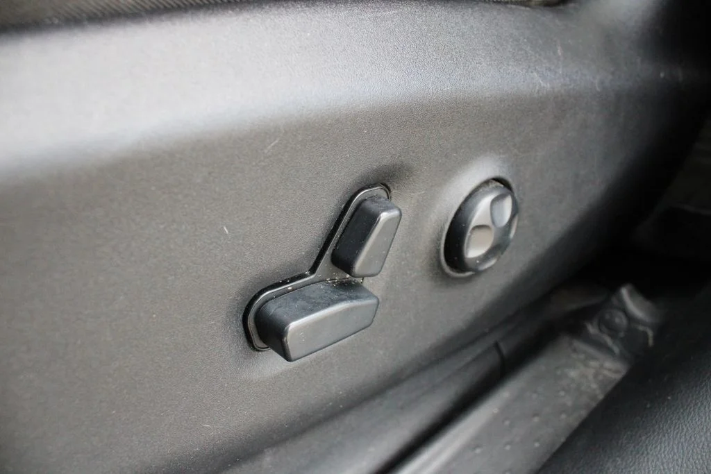 Used 2019 Black Chrysler Touring L Plus image 3