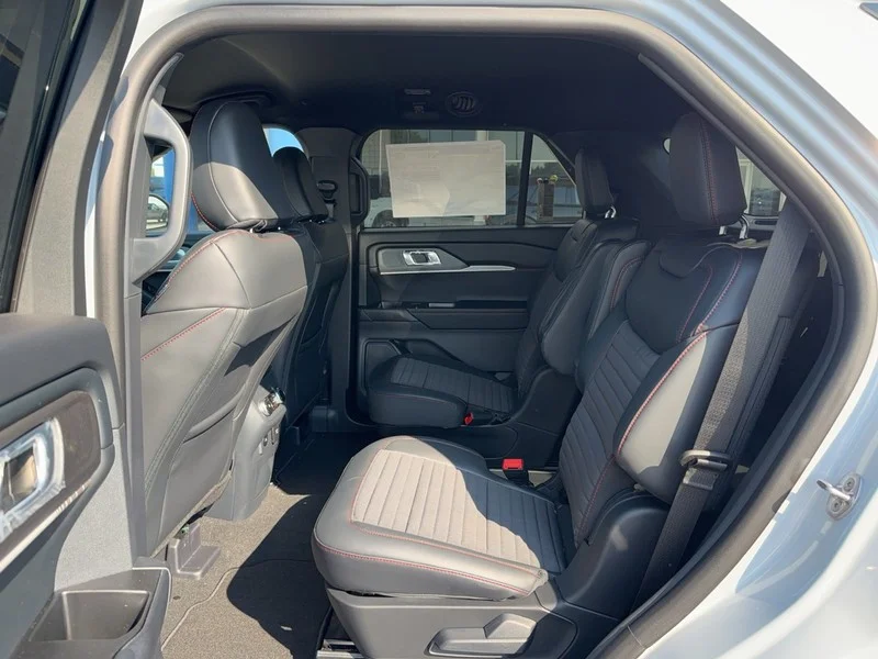 New 2026 Space White Metallic Ford ST-Line RWD image 4