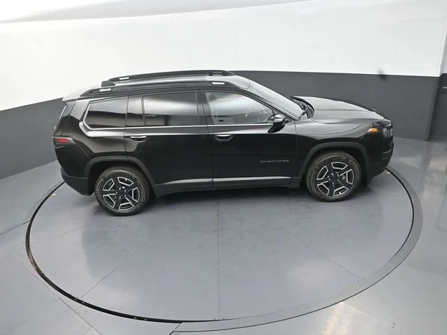 New 2026 Diamond Black Crystal Pearl-Coat Exterior Paint Jeep Laredo image 18