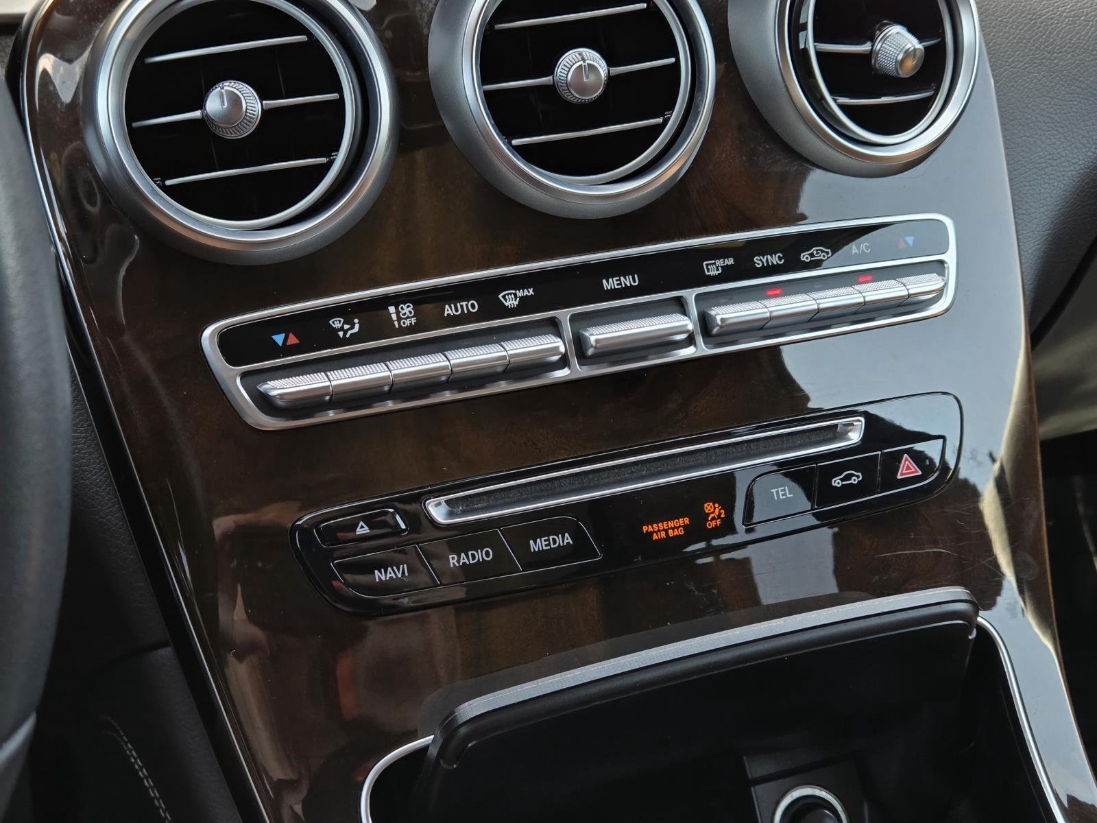 Used 2018 designo Diamond White Metallic Mercedes-Benz GLC 300 image 28