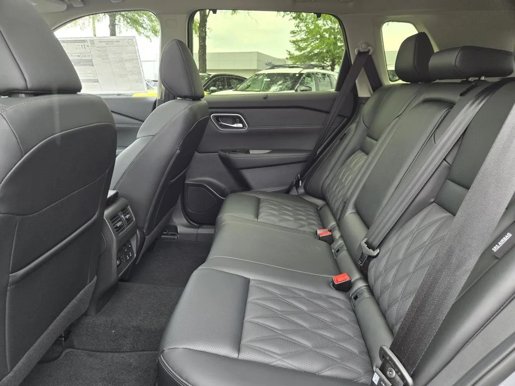 New 2026 Boulder Gray Pearl / Super Black Two-tone Nissan Platinum image 13