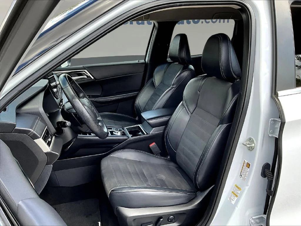 Used 2024 White Mitsubishi SE image 24