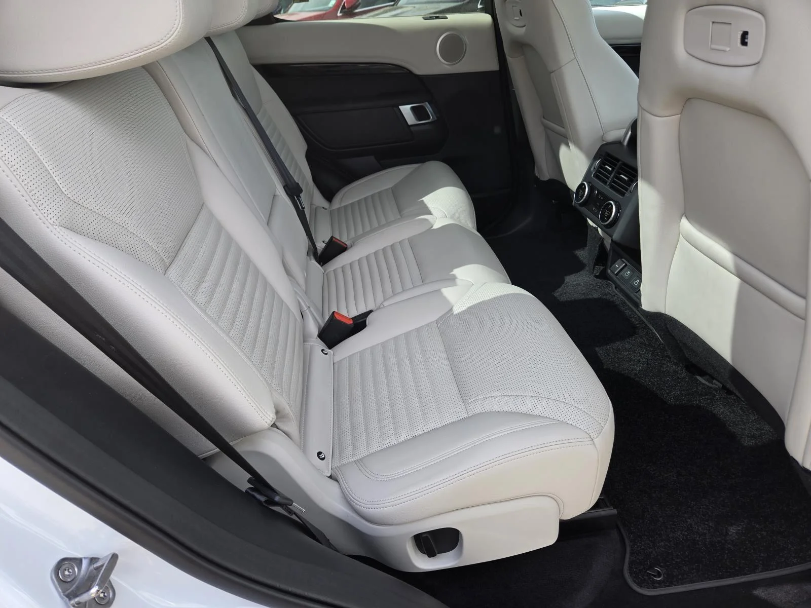 Certified Used 2025 Fuji White Land Rover S image 39
