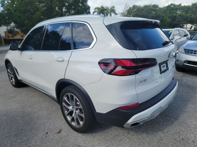 Used 2024 White BMW sDrive40i image 3